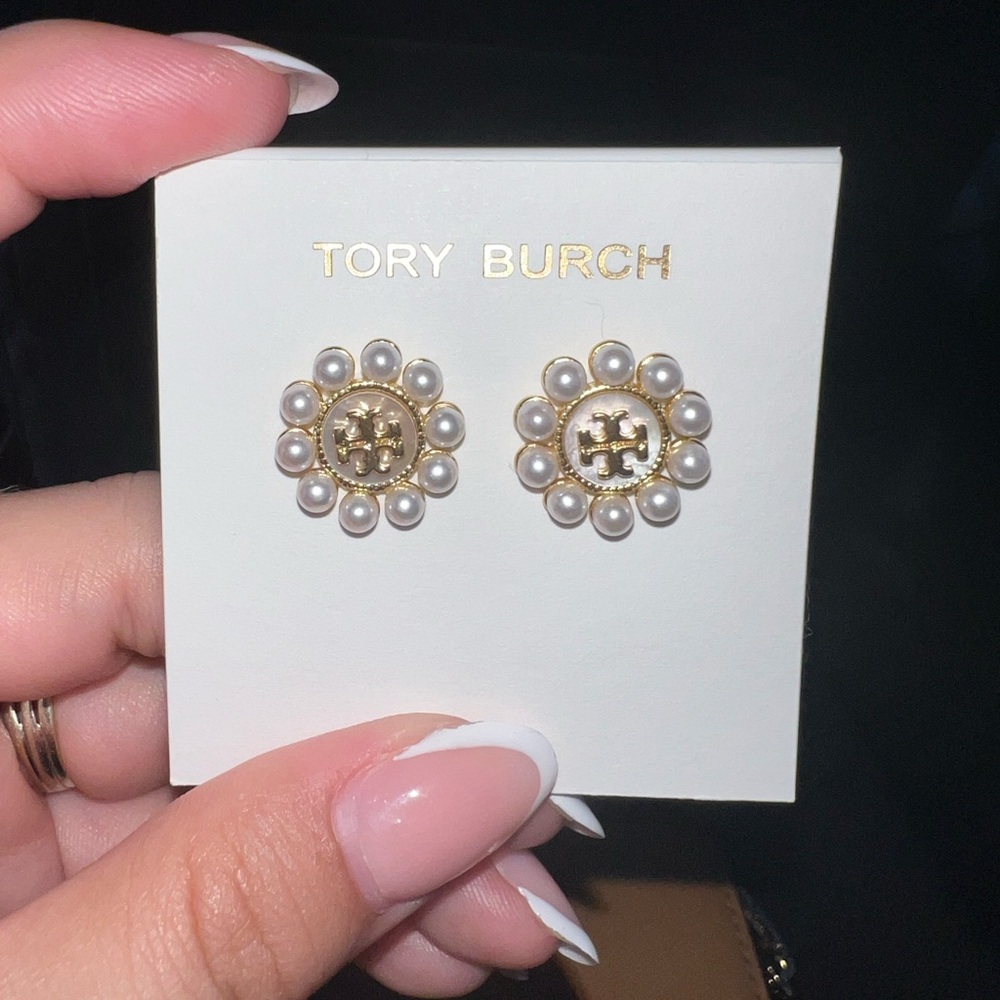 Tory Burch Kira Pearl Flower Stud 🌼
